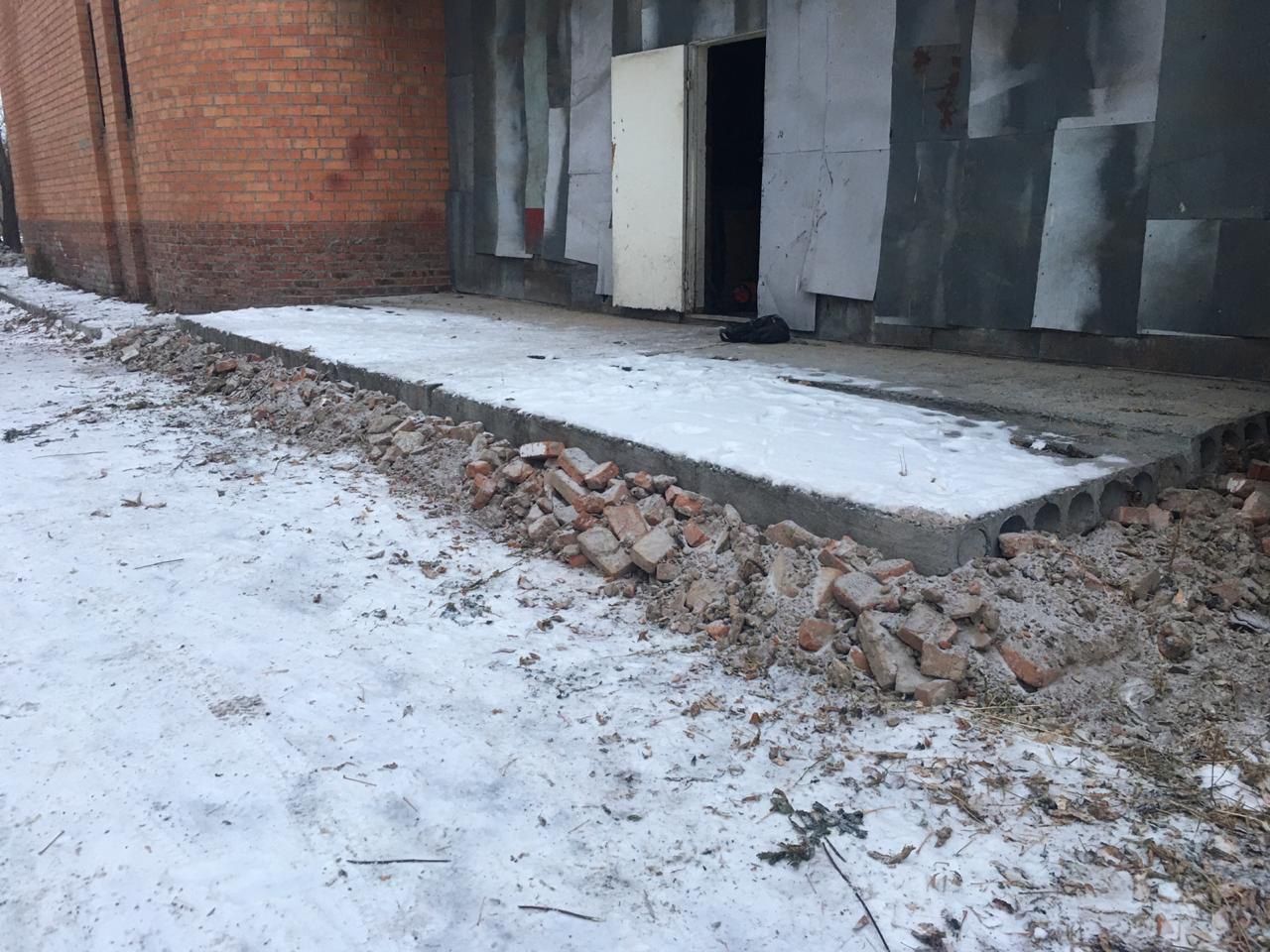 Устройство бетонной конструкции ступеней и пандуса для входа в здание — фото 2